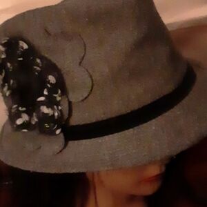Ladies hat. Gray with black/white florets. NEW